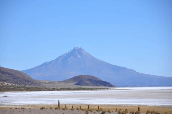 Enorme vulcão ao lado do Salar de Coipasa, na Bolívia